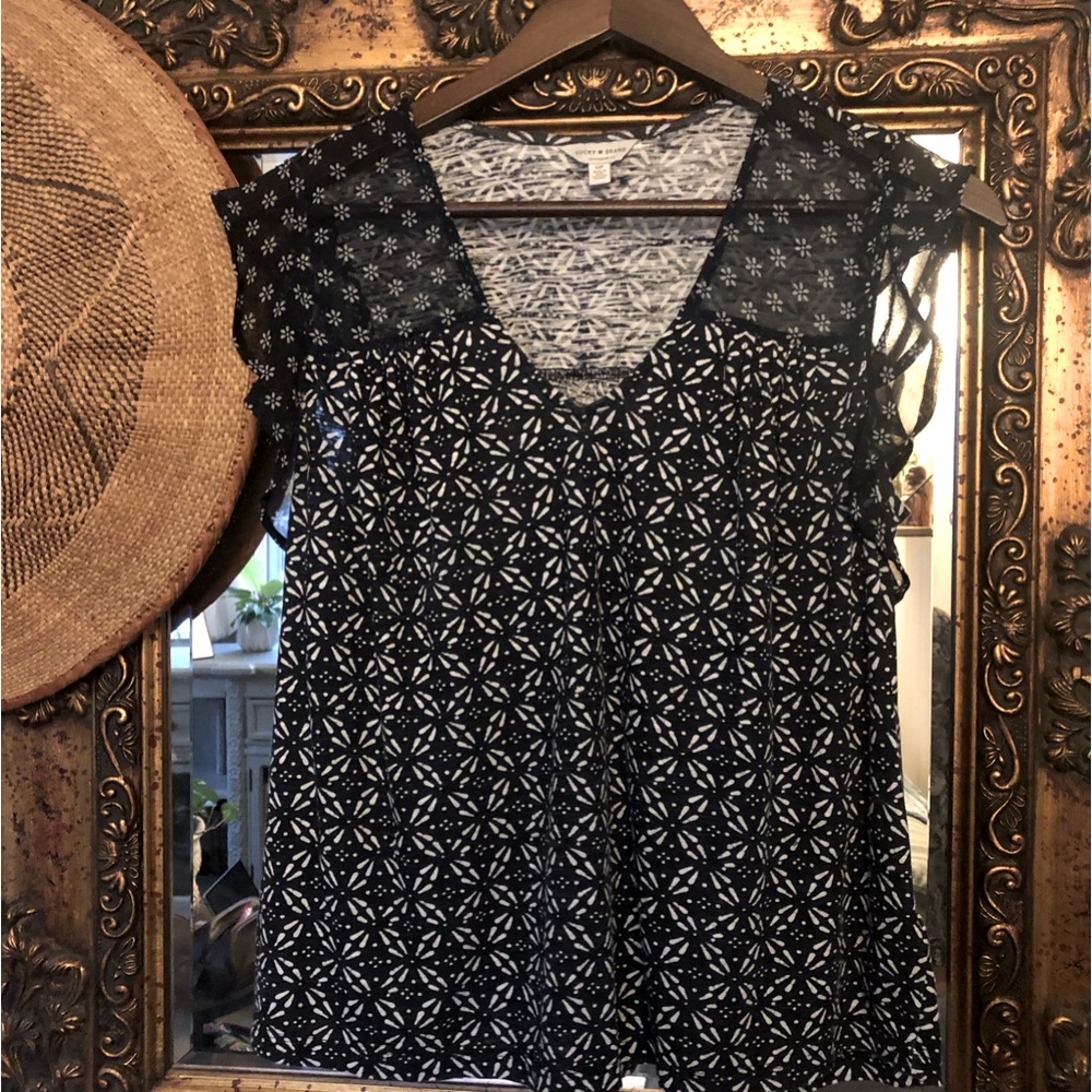 Lucky Brand flutter sleeves blue daisy geo print top